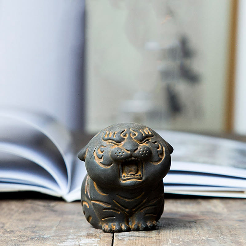 Nimara Ritual Mini Cute Tiger Iron Powder Rust Cast Resin Statue Home Decoration