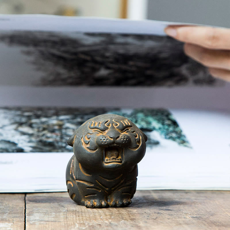 Nimara Ritual Mini Cute Tiger Iron Powder Rust Cast Resin Statue Home Decoration
