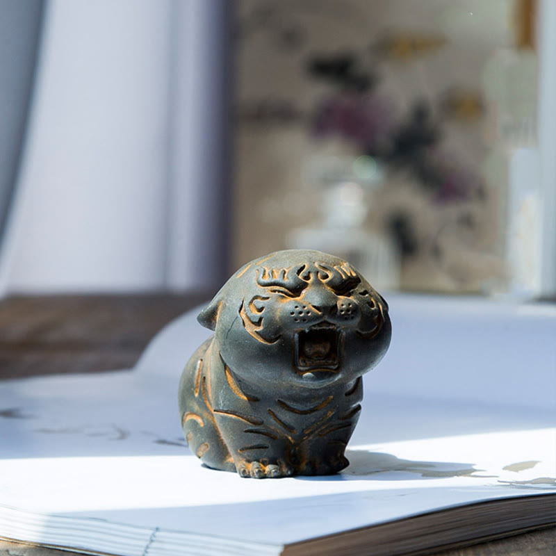 Nimara Ritual Mini Cute Tiger Iron Powder Rust Cast Resin Statue Home Decoration