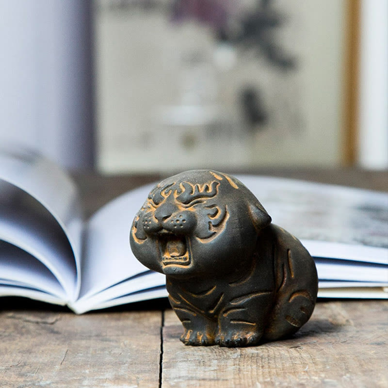 Nimara Ritual Mini Cute Tiger Iron Powder Rust Cast Resin Statue Home Decoration