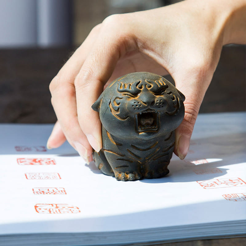 Nimara Ritual Mini Cute Tiger Iron Powder Rust Cast Resin Statue Home Decoration